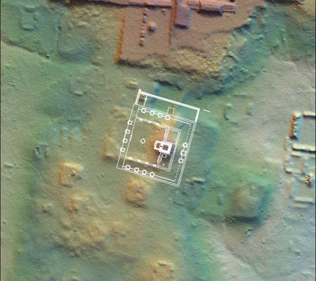 Overlay (at 30 per cent size) of the Teotihuacan Ciudadela on the Tikal precinct, showing the same orientation, flanking platforms, eastern pyramid, western enclosure and north–south corridor at the western entrance to the precinct