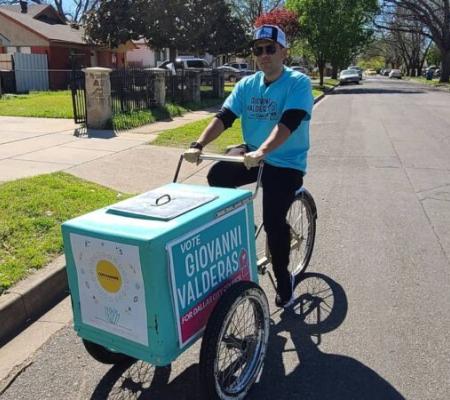 artist on repurposed paleta cart